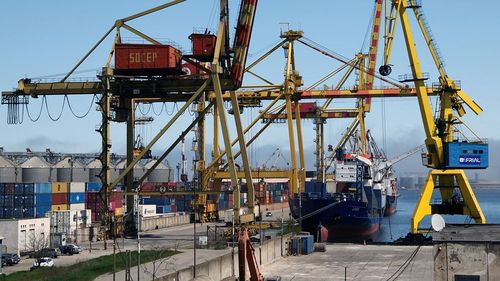 Autoturisme estimate la 165.000 de euro, căutate de autorităţi europene, descoperite în Portul Constanţa pe o navă maritimă cu destinația Georgia