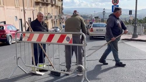 Autoritățile din Agrigento (Sicilia) au asfaltat un drum pentru vizita președintelui Mattarella / După o lună caută cu detectoarele de metal gurile de canalizare / Scuza lor: banii au venit cu 5 zile înainte de vizită, ”a fost un miracol”