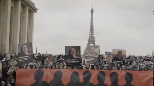 VIDEO Slăbiţi şi bolnavi, doi francezi eliberaţi după o îndelungată detenţie în Iran au sosit vineri seara la bordul unui avion medical pe aeroportul Le Bourget, lângă Paris