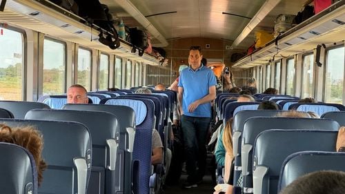 Studenţii pot cumpăra, de miercuri, biletele de tren cu reducere de 90 la sută doar pentru călătoriile între localitatea de domiciliu şi cea unde se află universitatea / Tichetele pot fi cumpărate doar din gări sau agenţiile CFR