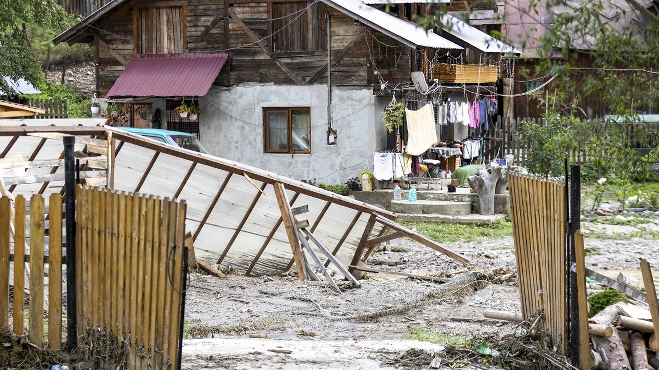 Preşedinte CJ Suceava: Toate casele grav afectate de puhoaiele de acum două săptămâni şi-au găsit constructori / Broşteniul devine cel mai mare şantier / Aşteptăm sprijin de la Guvern, pentru că avem nevoie de ajutor să refacem şi infrastructura
