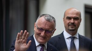 O petiție pentru demiterea ministrului Cîmpeanu și retragerea proiectelor legilor Educației a strâns peste 10.000 de semnături după 18 ore de la lansare
