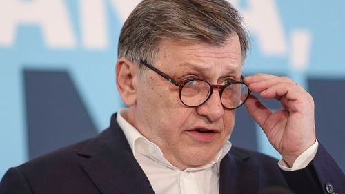 VIDEO Crin Antonescu a citit în conferință de presă declarația pe care a dat-o la Securitate în anul 1988: "Vă relatez că am posibilitatea să exercit influență pozitivă asupra celui în cauză, are încredere în mine" (document)