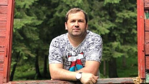 Suspectul de pornografie infantilă din Câmpulung ar fi șantajat inclusiv minore și paciente de la psihiatrie / Judecătorii Tribunalului Brăila l-au plasat în arest la domiciliu