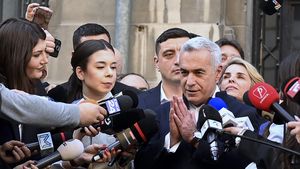 VIDEO Călin Georgescu pentru susținătorii săi, după ce a fost scos de CCR din cursa pentru președinție: Dacă doriți să susțineți orice persoană prin semnarea unei noi liste de candidatură vă rog să o faceți cum vă dictează conștiința