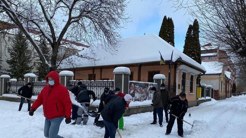 Primarul din Bistrița a scos funcționarii la deszăpezirea trotuarelor şi staţiilor de autobuz / ”Am decis mobilizarea angajaţilor la efortul comun de deszăpezire”