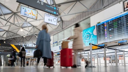 Mai multe zboruri de pe Aeroportul Internațional din Budapesta ar putea fi anulate, din cauza ninsorilor abundente / Granița dintre Ungaria și Slovenia, închisă pentru camioane