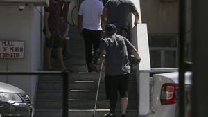 MĂRTURII ”Am stat jos. Nu scandam. Am fost împușcat cu gloanțe de cauciuc în stomac și în picioare” / Oamenii răniți de intervenția brutală a jandarmilor stau la rând să depună plângere la Parchet