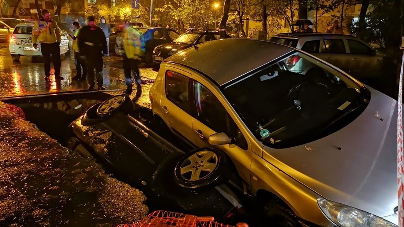 Două mașini au căzut într-o groapă nesemnalizată din Drumul Taberei