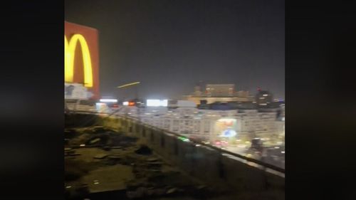 18 minori s-au urcat pe acoperișul unui mall din Sectorul 3 al Capitalei. Au postat video pe TikTok, explicând cum se poate ajunge pe acoperiş: sari un gard de 1,5 metri şi intri printr-o gaură de 50 de centimetri