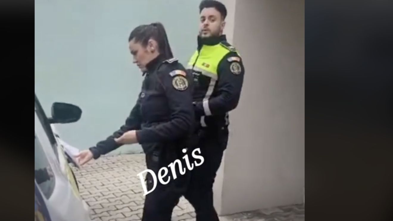UPDATE VIDEO Șoșoacă urlă la doi tineri polițiști care i-au adus procesul verbal prin care a fost sancționată pentru că și-a afișat buletinul de vot pe facebook: Ce căutați voi duminica la 9 la mine acasă? Îmi speriați copiii / Polițiștii s-au autosesizat după ce Șoșoacă a amenințat că își ia armă