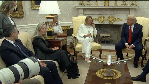 VIDEO Trump, la întâlnirea cu Meloni, promite un acord comercial cu Europa: Ei își doresc foarte mult să încheie unul. Va exista un acord comercial, 100%