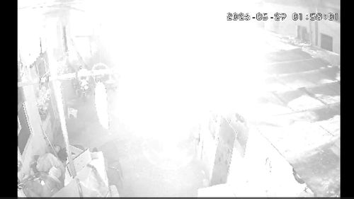 EXCLUSIV VIDEO Momentul în care drona rusească se prăbușește și explodează pe blocul din Galați, surprins dintr-o curte vecină