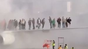 Pasageri evacuaţi pe aripa unui avion American Airlines după ce motorul a luat foc pe aeroportul din Denver