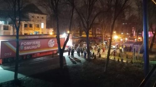 Incident la Institutul ”Marius Nasta” din București, fără victime. Instalația de climatizare de la unitatea mobilă a scos fum puternic, echipajele ISU au intervenit rapid. Pacienții, mutați în clădire
