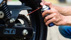 VIDEO Cum întreții corect un scuter sau o motocicletă într-un oraș poluat ca Bucureștiul / Sfaturi de bază de la șeful Dual Motors, dealer Yamaha și CFMOTO