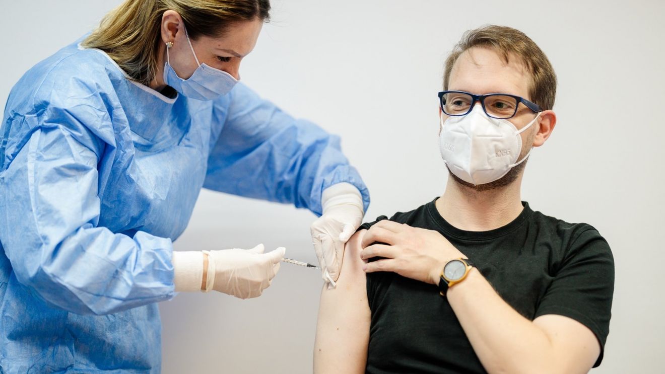 Dominic Fritz s-a vaccinat cu AstraZeneca: Este eficient și sigur/ Primarul, autoironii despre brațul său: Pare netonifiat, dar mușchii mei sunt pe dinăuntru