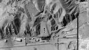 Imaginile din satelit confirmă folosirea bombelor anti-buncăr, de peste 13 tone, împotriva unui punct strategic al programului nuclear iranian