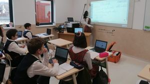 Școala SMART de la Ciugud (Alba) continuă cursurile în mediul online. Cum folosesc elevii și profesorii o platformă educațională specială