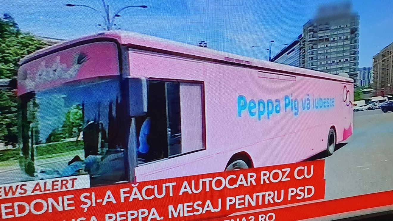 Autocar cu mesajul „Peppa Pig vă iubește” circulă în București / Antena 3: Piedone și-a făcut autocar roz