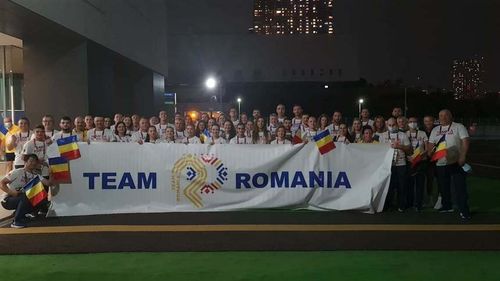 Jocurile Olimpice: Team România a defilat la ceremonia de deschidere  / Robert Glinţă şi Simona Radiş au purtat drapelul tricolor