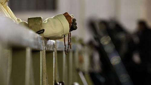 Omagiile aduse de credincioşi Papei Francisc s-au încheiat / Sicriul urmează să fie sigilat la ora 20:00 în cadrul unei ceremonii private, înainte de înmormântarea care va avea loc sâmbătă