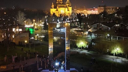 VIDEO&FOTO Portalul Libertății, spectaculoasa instalație a britanicilor de la Lucid Creates dedicată Revoluției din 1989. Este cea mai mare instalație de lumină expusă vreodată în România