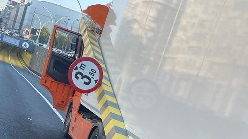 Șoferul turc care a vrut să intre cu TIR-ul în Pasajul Unirii fără a respecta regimul de înălțime a fost amendat