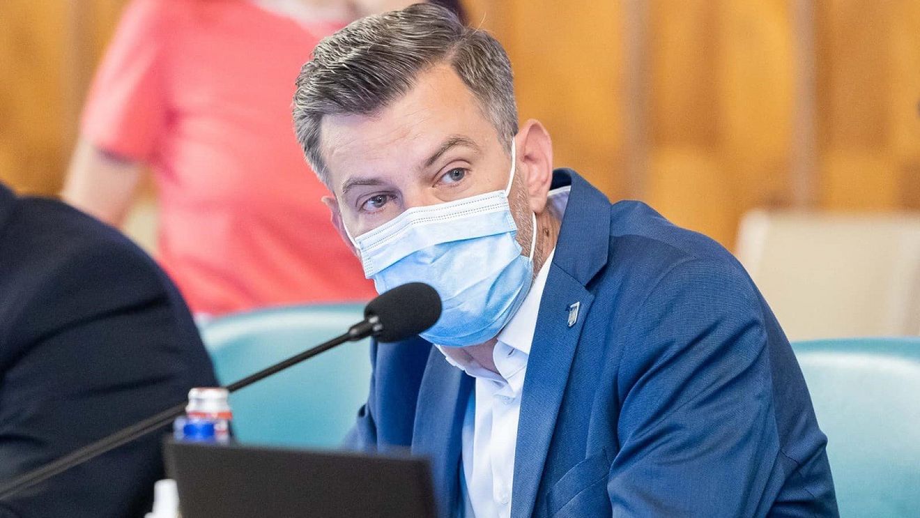 Secretar de stat din Ministerul Muncii, asistat de Alexandru Rafila în ședința de Guvern, până la sosirea ambulanței. El a fost confirmat cu COVID