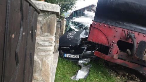 O șoferiță a scos de pe șine mocănița din Moldovița (Suceava) / Femeia a ieșit dintr-o curte și s-a tamponat cu trenul