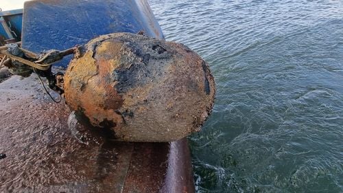 Mină marină din Al Doilea Război Mondial, distrusă de scafandrii Forțelor Navale, după ce a fost agățată de traulerul unui pescador