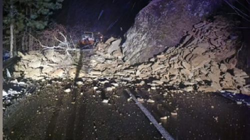 Specialiştii pirotehnicieni detonează vineri stâncile care au blocat DN10 Buzău - Braşov, în zona Siriu