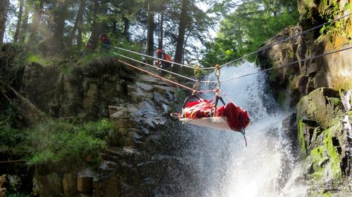 Acţiune a Salvamont Maramureş pentru salvarea a trei tineri ucraineni, blocaţi într-o zonă stâncoasă, în apropierea vârfului Pop Ivan / O a doua acţiune de salvare, în curs pentru salvarea altor trei tineri ucraineni
