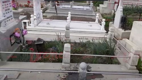 Doi tineri care au dansat pe morminte în Cimitirul Bellu în ritmuri de manele, plasaţi sub control judiciar