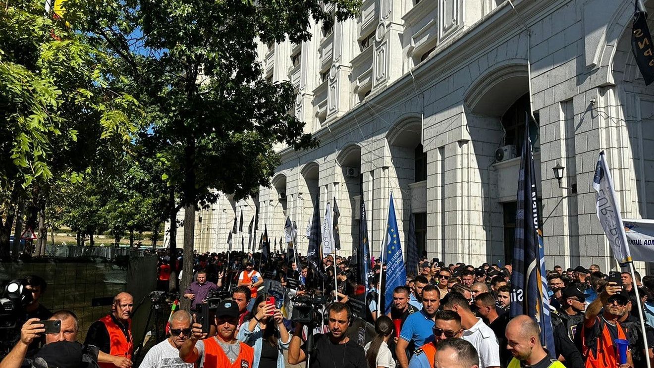 Federaţia Naţională a Sindicatelor din Administraţie reclamă că şeful cancelariei prim-ministrului răspunde protestelor cu „metode de represiune totalitară”: „A transmis «ordin pe unitate» de iniţiere a restructurării personalului din fiecare departament cu 30%