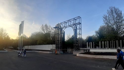 Porțile Parcului ”Orășelul Copiilor” din Sectorul 4 ce simbolizau intrarea într-un castel, demolate și înlocuite de Primăria Sectorului 4 cu noile garduri unitare pentru tot sectorul, cu zăbrele. Reacții din online și ce spune primăria