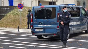 Jandarmeria Bucureşti, după acuzaţiile sindicaliştilor Europol: Mai mulţi participanţi la protest au recurs spontan la forţarea dispozitivului / Exista riscul de a se crea o breşă prin care aceştia să pătrundă pe carosabil