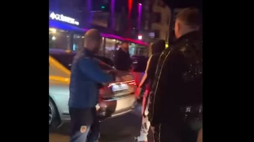 VIDEO Dosar penal deschis, după ce mai multe persoane au blocat o stradă din Pitești/ Dansau și cântau, în timp ce zeci de mașini așteptau să treacă