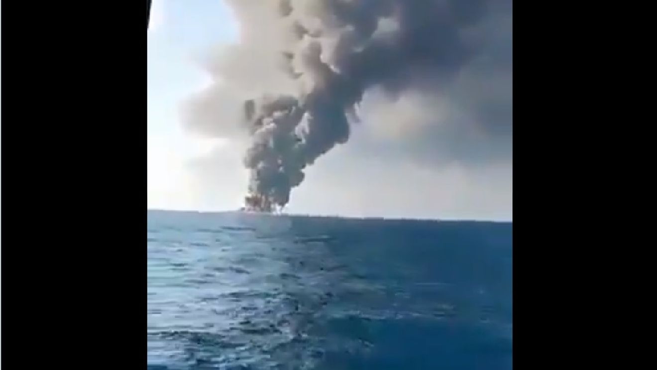 VIDEO Cea mai mare navă de război a Iranului, Kharg, s-a scufundat în Golful Oman, în urma unui incendiu / Echipajul a fost salvat