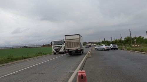 Trafic îngreunat pe DN2, între Bacău şi Roman, după ce un stâlp de electricitate a fost doborât de vânt pe partea carosabilă