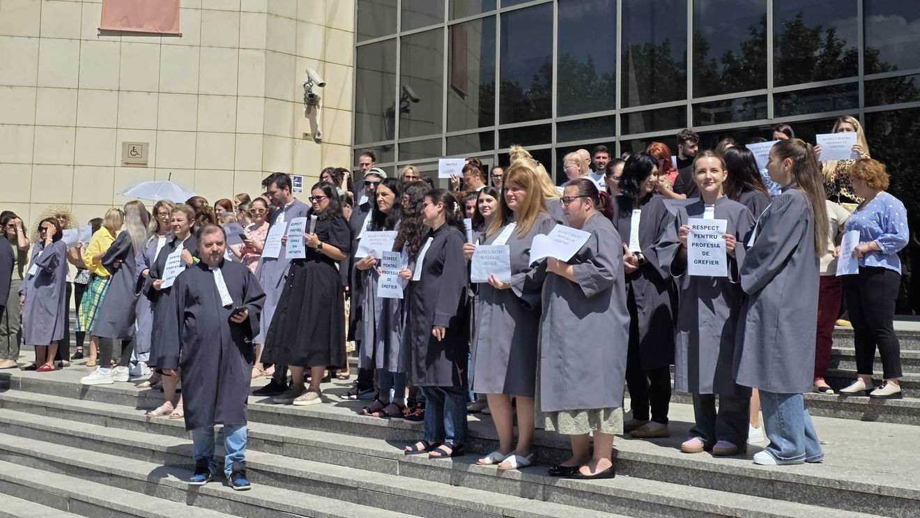 FOTO VIDEO: Grefierii de la Parchetul General și Tribunalul București protestează împotriva proiectului de lege a salarizării
