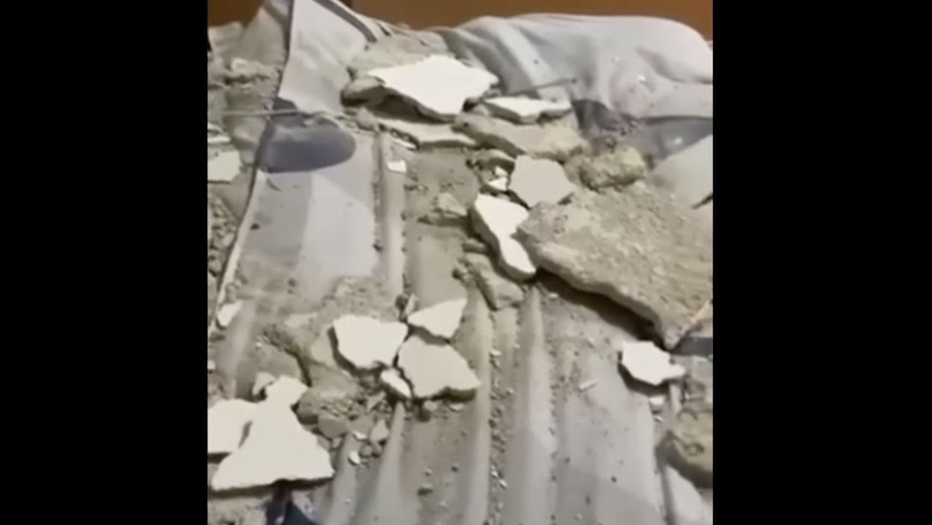 VIDEO O parte din tavanul unei camere din căminul Şcolii de agenţi de Poliţie din Câmpina s-a desprins şi a căzut / Sindicatul acuză „firme de casă” / Nimeni nu a fost rănit