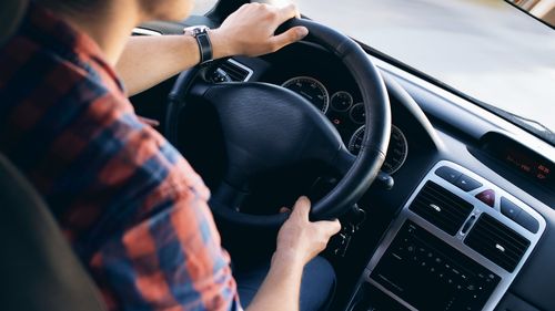 Şapte nevăzători cu permis de conducere, sancţionaţi pentru abateri în trafic în județul Olt / Sunt 78 de persoane în județ cu grad de handicap I şi II, care deţin în continuare permise valabile
