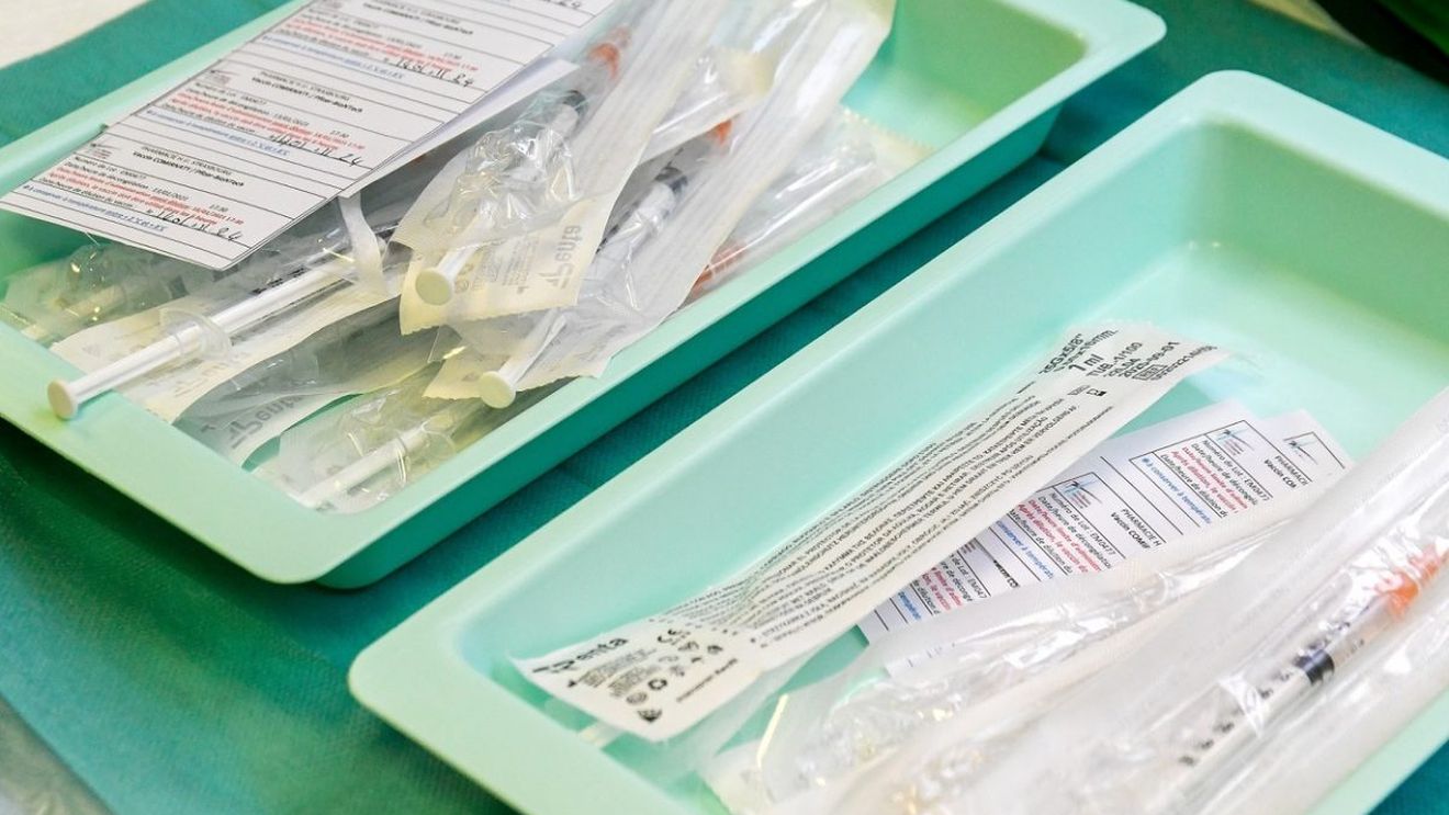 Din cele 200.000 de persoane înscrise la vaccinarea cu AstraZeneca, 9.000 și-au anulat programarea / În 24 de ore, s-au ocupat peste 5.700 de locuri eliberate