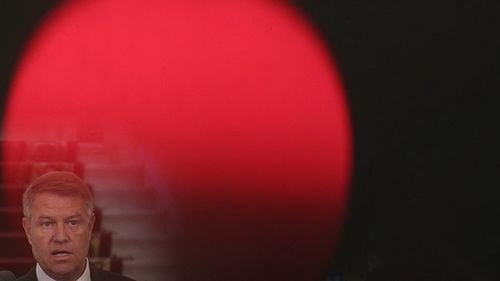 Poate fi suspendat Klaus Iohannis fără referendum de demitere? Ce spun experții în drept constituțional. Plus: O comparație cu metodele lui Plahotniuc