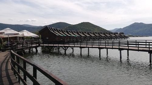 Satul lacustru de la Berzasca, de pe Dunăre, ocupat în proporție de 70% înainte de deschiderea din 28 aprilie / Este singurul complex lacustru din România