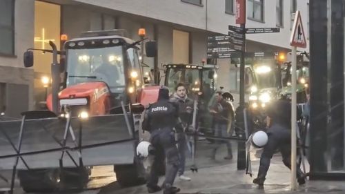 900 de tractoare blochează Bruxelles / Poliția folosește tunuri cu apă / Mai multe rute care merg către centrul orașului sunt blocate de poliție / ”Nu ne vom calma”