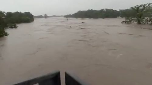 Bilanţul victimelor inundaţiilor din Texas a crescut la 43 de morţi / 27 de fete din tabăra creştină inundată sunt încă date dispărute