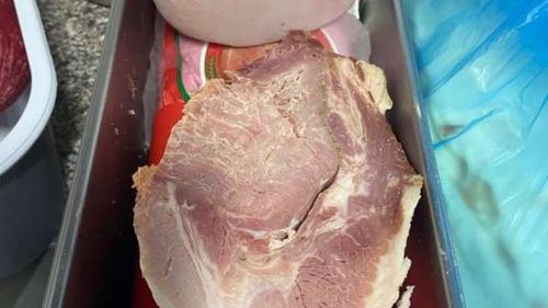 Vila din Lacu Roşu unde copii veniţi în tabără s-au simţit rău, închisă de Protecția Consumatorilor / Au fost găsite produse cu termen de valabilitate depăşit