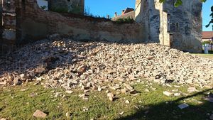 Paradox: Biserica fortificată din Moșna (Sibiu) atrage mai mulți turiști după ce s-a dărâmat o parte din zidul medieval /  Primar: ”Lumea se adună că vor să vadă și când s-a întâmplat ceva rău”